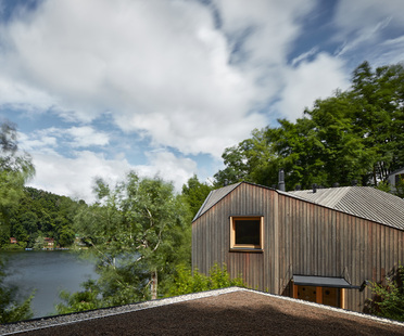 Prodesi/Domesi designs small cottage inspired by a ship cabin
Prodesi/domesi设计的小屋灵感来自船舱