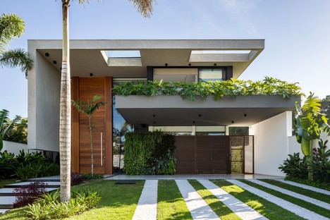 Raiz Arquitetura Liu House，在圣保罗的海滩上