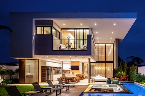 Raiz Arquitetura Liu House，在圣保罗的海滩上