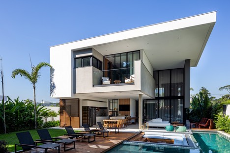 Raiz Arquitetura Liu House，在圣保罗的海滩上