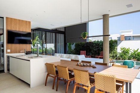 Raiz Arquitetura Liu House，在圣保罗的海滩上