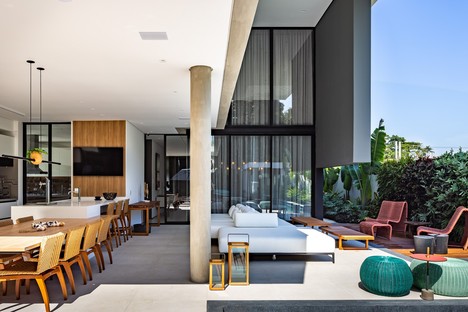 Raiz Arquitetura Liu House，在圣保罗的海滩上