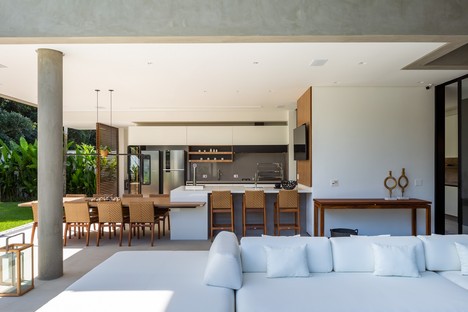 Raiz Arquitetura Liu House，在圣保罗的海滩上