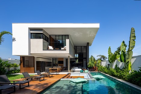 Raiz Arquitetura Liu House，在圣保罗的海滩上