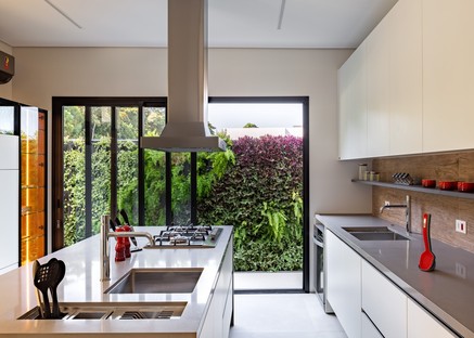 Raiz Arquitetura Liu House，在圣保罗的海滩上