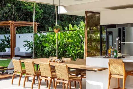 Raiz Arquitetura Liu House，在圣保罗的海滩上