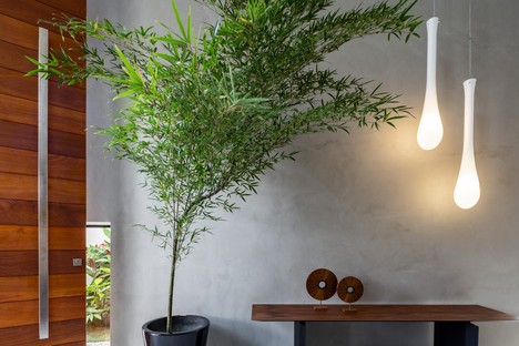 Raiz Arquitetura Liu House，在圣保罗的海滩上