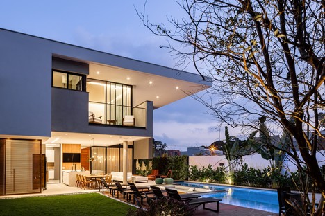 Raiz Arquitetura Liu House，在圣保罗的海滩上