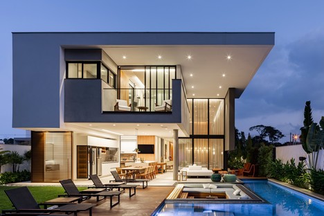Raiz Arquitetura Liu House，在圣保罗的海滩上