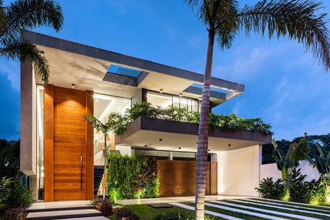 Raiz Arquitetura Liu House，在圣保罗的海滩上