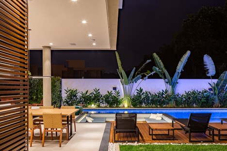 Raiz Arquitetura Liu House，在圣保罗的海滩上
