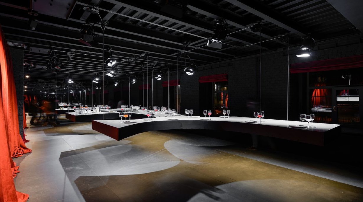 Iris Group Supersurfacespace Gallery，由莫斯科Metrogramma设计