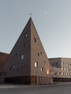 OOPEAA：Tikkurila的教堂，教区中心和社会住房